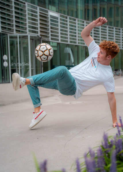 VOM BALL EINFACH NICHT ZU TRENNEN 